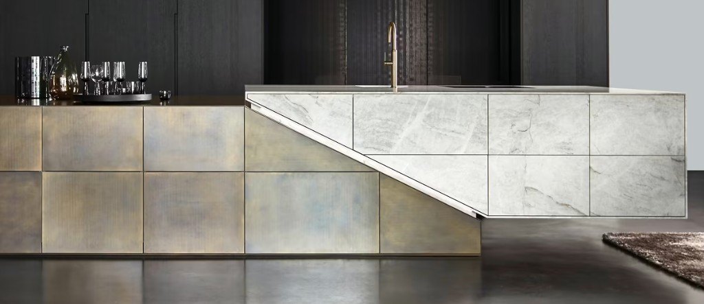 Küchenarchitektur mit Naturstein und Messingfronten