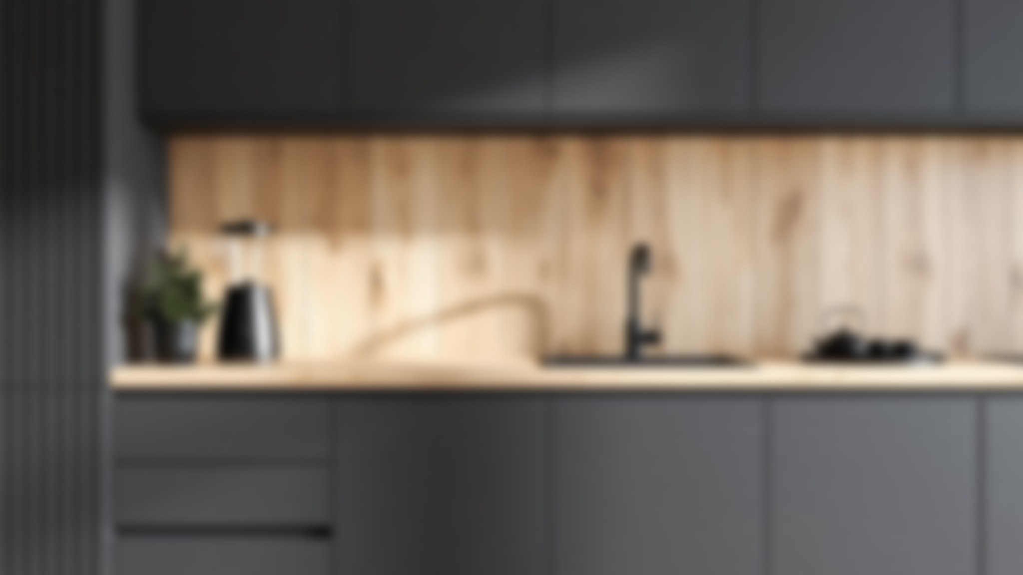 Dunkle Küche mit Holzrückwand, Mixer und schwarzer Armatur